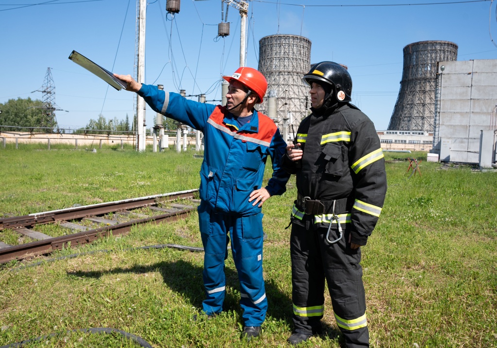 Операция по ликвидации пожара проходит в постоянном взаимодействии со специалистами электроцеха НТЭЦ-5