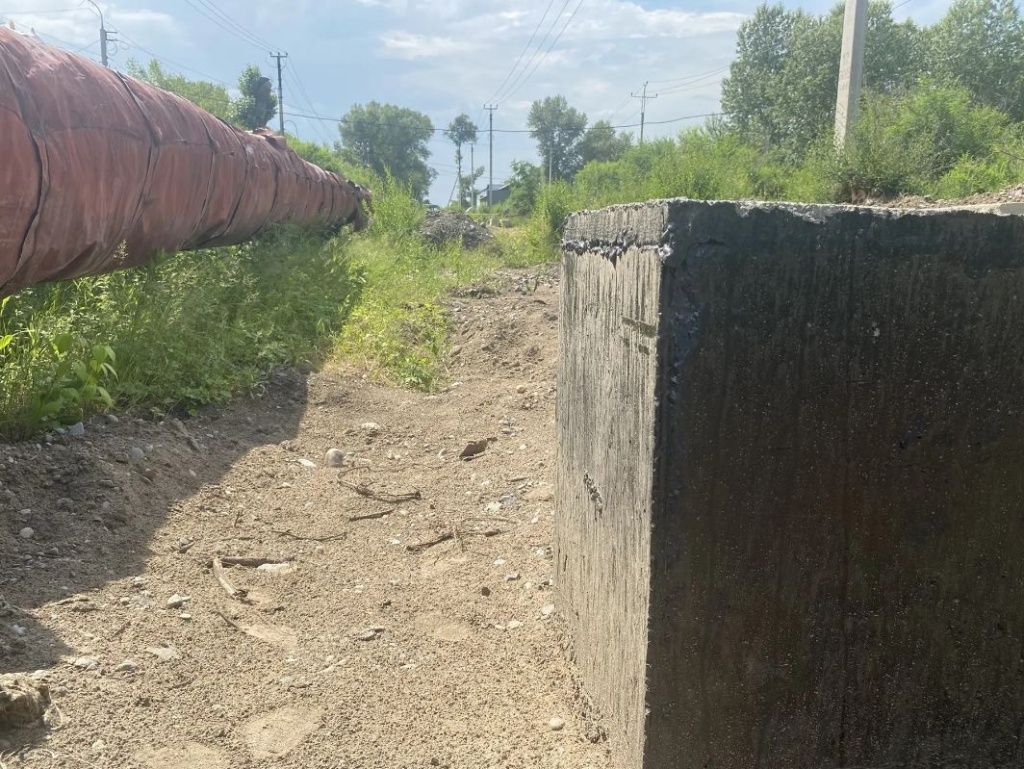 На этих железобетонных конструкциях будет смонтирована сеть диаметром 800 мм, а значит, опоры должны выдерживать многотонную нагрузку, что особенно важно в отопительный сезон