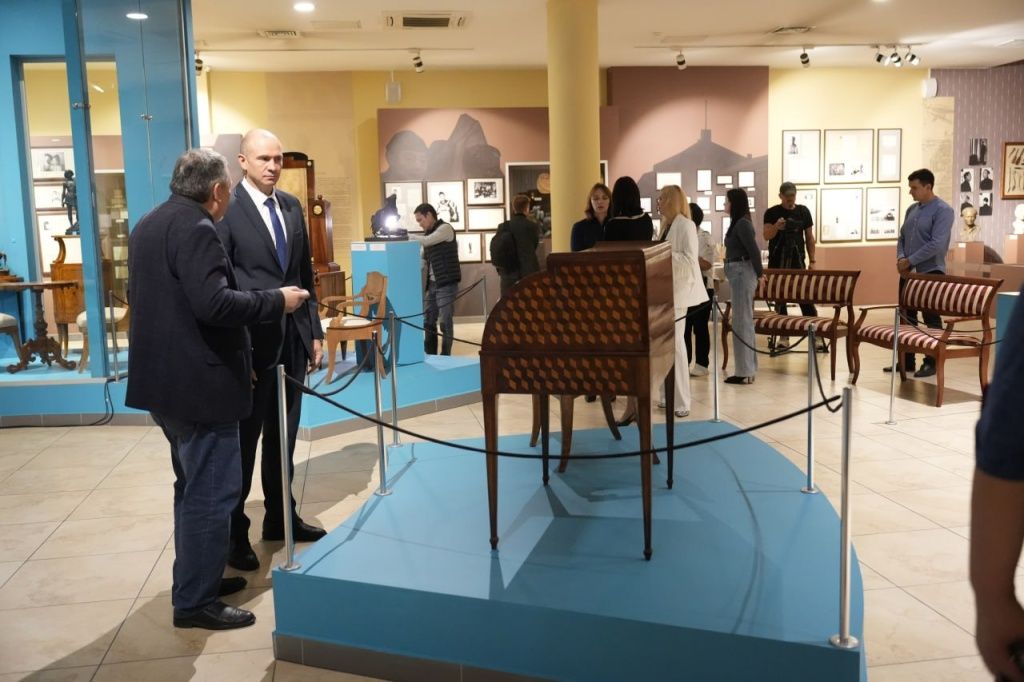 Коллекция Ирины Карачаковой-Картиной является для главного музея Хакасии настоящим сокровищем. Фото Равиля Дзязько, газета Хакасия