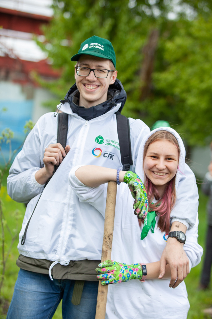 Сотрудники СГК вместе с жителями высадили новые деревья в 10 городах Сибири 