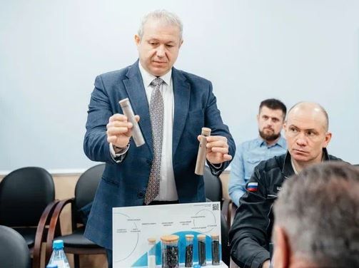 Директор по реализации золошлаковых материалов СГК Петр Саньков представил вниманию участников совещания образцы нескольких видов продуктов переработки сырья