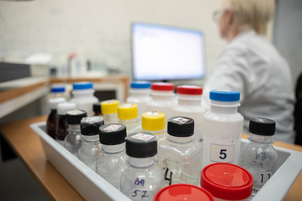 &mdash; Все пробы зашифрованы, исполнитель не имеет права знать, с какого предприятия они поступили. Проба регистрируется в журнале, ей присваивают шифр и только потом направляют на анализ. Так соблюдается конфиденциальность и беспристрастность, а исполнитель не заинтересован в результате, &mdash; рассказывает руководитель группы по производственному контролю АО &laquo;СибИАЦ&raquo; Наталья Винник