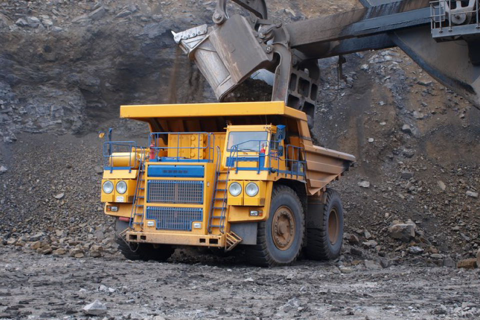 Белаз — крупнейший мировой производитель карьерных самосвалов и транспортного оборудования для горнодобывающей и строительной промышленности. Такие самосвалы, например, используют на угольных разрезах СУЭК в Хакасии и на Кузбассе