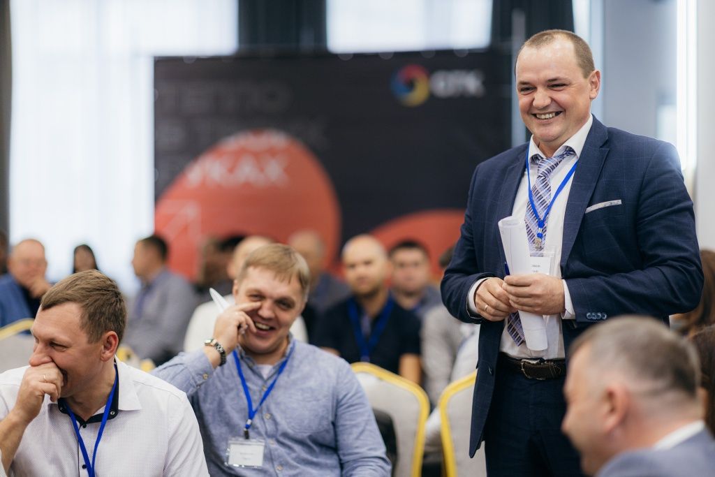 Юбилейная встреча объединила более 70 участников не только предприятий СГК в Енисейской Сибири, но и Кузбасса, Новосибирска, Урала и Тульской области, и одним из самых ценных моментов стала атмосфера встречи: интерактивы подарили не только новые знания, но и отличное настроение