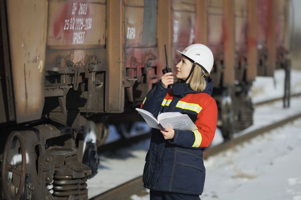 Дарья Макеева сверяет данные маркировки вагонов. Вес этого вагона составляет 97 тонн, чистый вес топлива 72,4 тонны