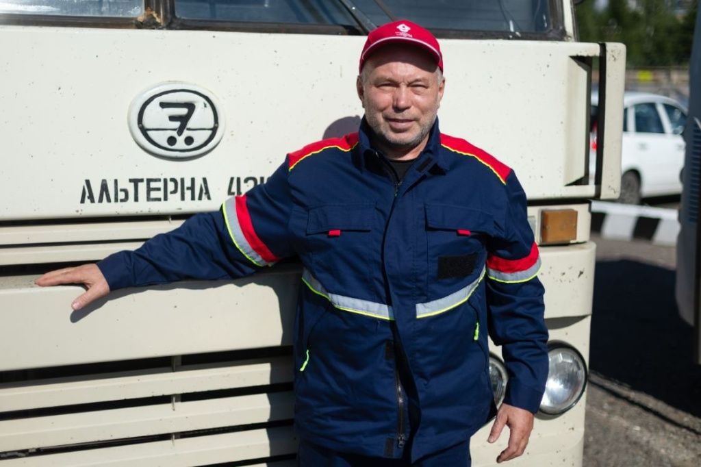 &laquo;Крепкий и надежный, начиная от мотора, заканчивая заводской обивкой, которая и спустя десятилетия выглядит как новая&raquo;, - говорит Олег Владимирович.JPG