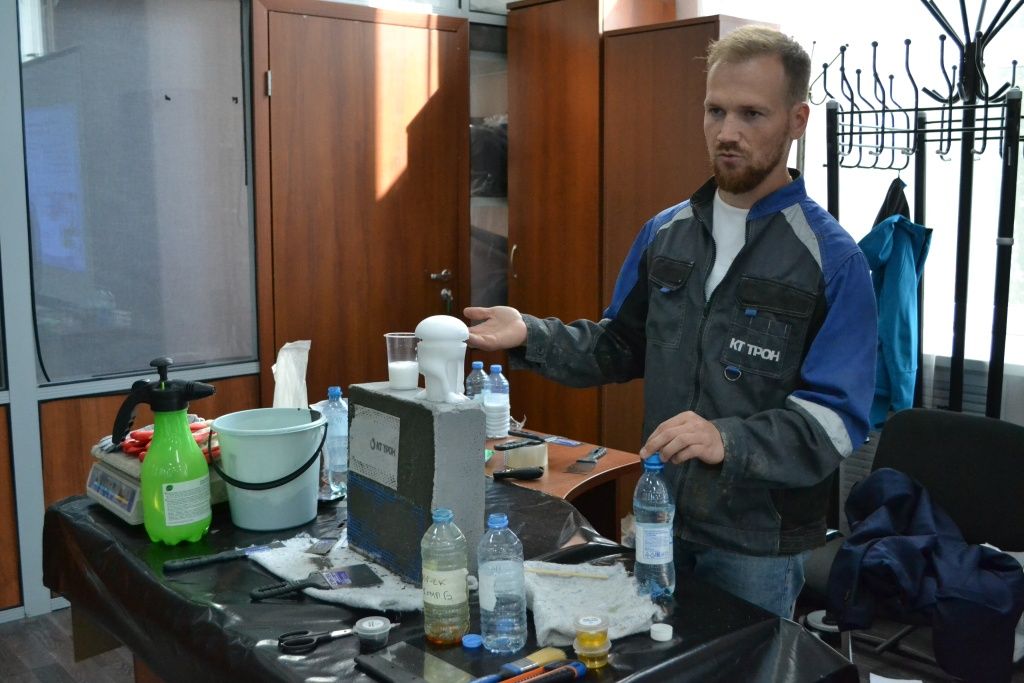 Руководитель учебного центра завода-производителя Николай Мазуренко презентовал новые ремонтные материалы и технологию их применения