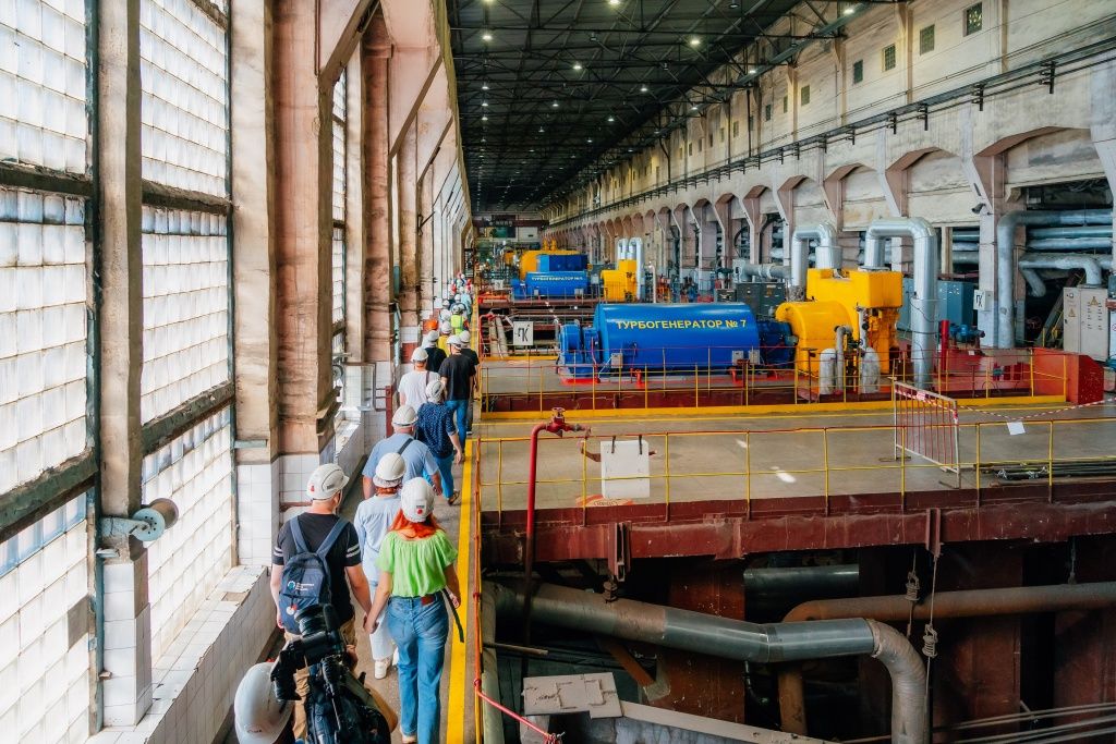 Люди кажутся такими маленькими по сравнению с масштабами машинного зала ГРЭС. Размеры оборудования поразили кемеровчан