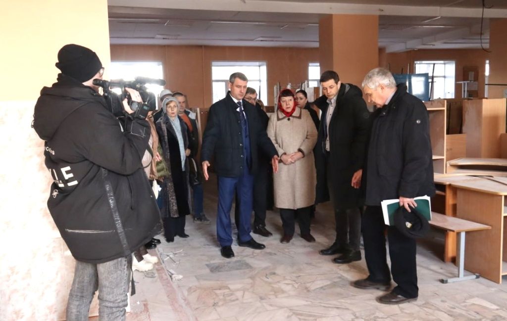 На штабе по ремонту школы №1 принято решение о замене существующей тепловой сети. К работам бригады СГК приступят после обследования участка трубопровода. Фото - Абакан официальный