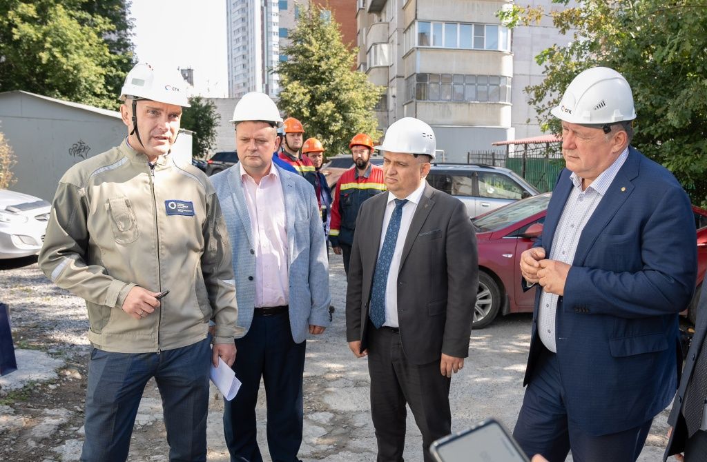 На фото &ndash; слева направо: генеральный директор ООО &laquo;Новосибирская теплосетевая компания&raquo; Максим Рябенко, начальник департамента энергетики, жилищного и коммунального хозяйства города Дмитрий Зайков, и.о. министра ЖКХ и энергетики Новосибирской области Евгений Назаров, заместитель губернатора Новосибирской области Сергей Сёмка