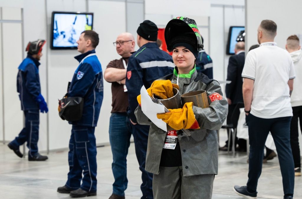 Электрогазосваршица 5 разряда НТСК Эдера Дудник в профессии уже 5 лет, начала работать изолировщицей на заводе в 18 лет. Любовь к сварке от отца. В этом году решила проверить себя в конкурсе