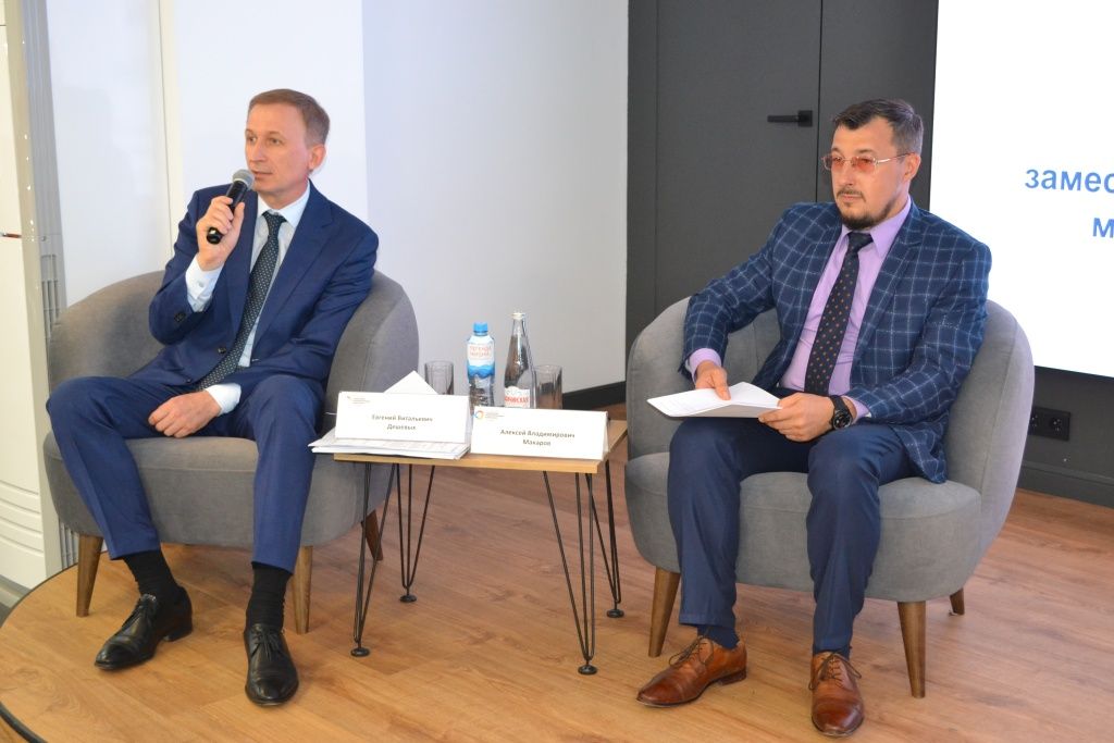 Работу трёхсторонней комиссии открыл заместитель председателя правительства Алтайского края, министр экономического развития региона Евгений Дешевых