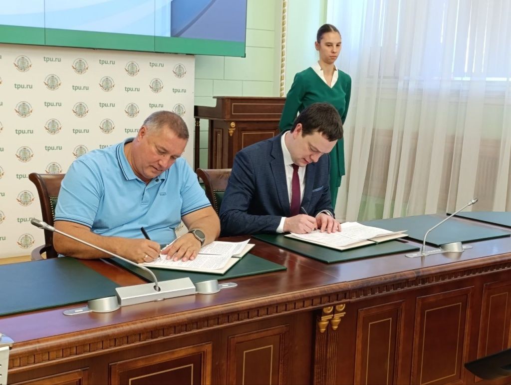 Момент подписания соглашения. Подписи под документом поставили генеральный директор АО &laquo;Кузбассэнерго&raquo; Виктор Лариошкин и и.о. ректора Томского политехнического университета Леонид Сухих