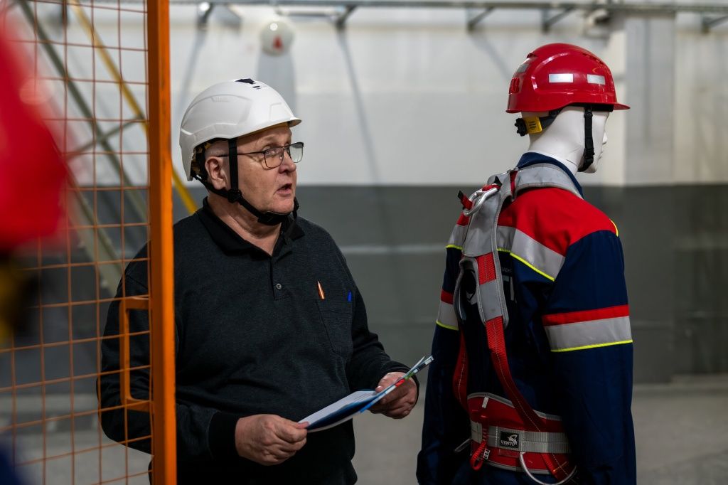 Тем временем Олег Викторович фиксирует нарушения: «С заданием справились, но есть над чем работать» Тем временем Олег Викторович фиксирует нарушения: «С заданием справились, но есть над чем работать»