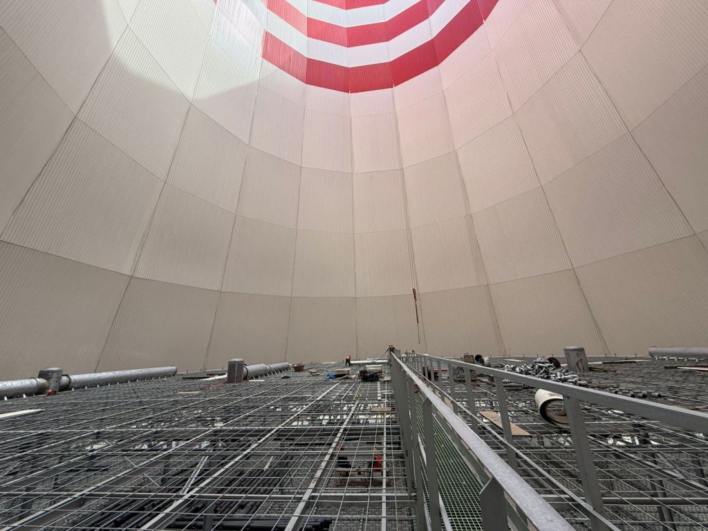 Металлическая сетка скоро будет окутана трубами оросителей 