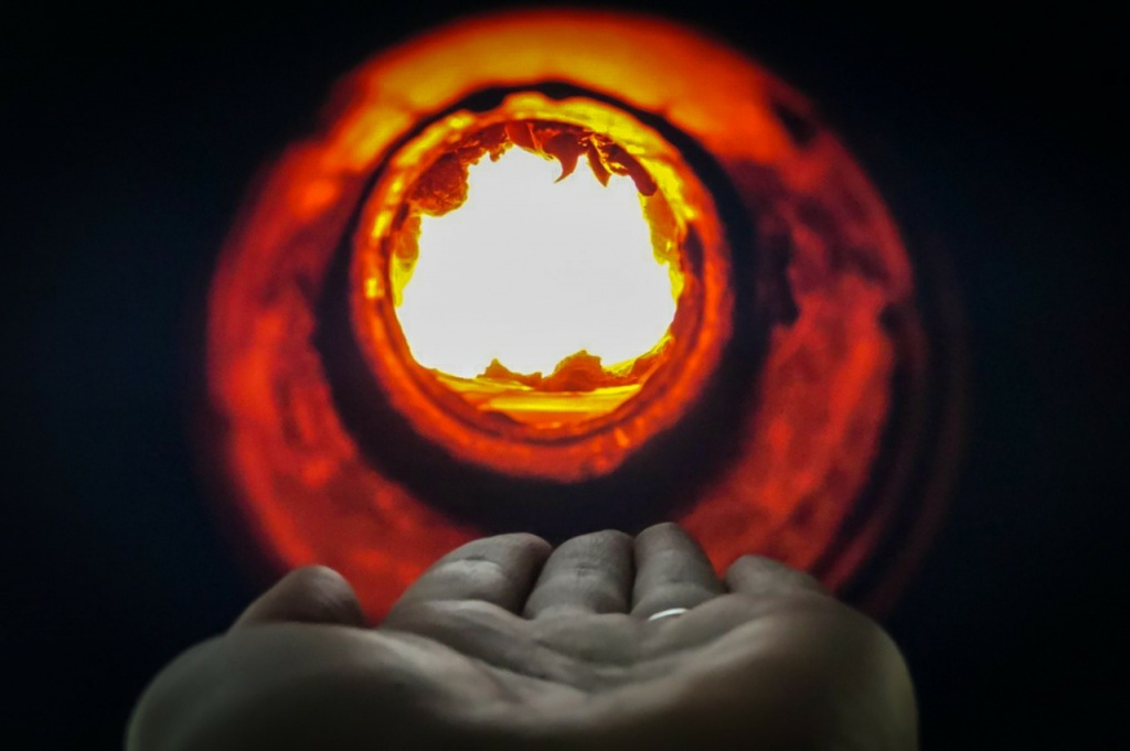 Скорость, с которой воздушный поток внутри топки движет огонь, превращает факел в сплошной гудящий и ослепляющий поток света. Температура факела составляет +1500 °С