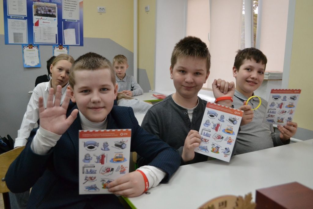 Наиболее активные участники урока получили памятные подарки