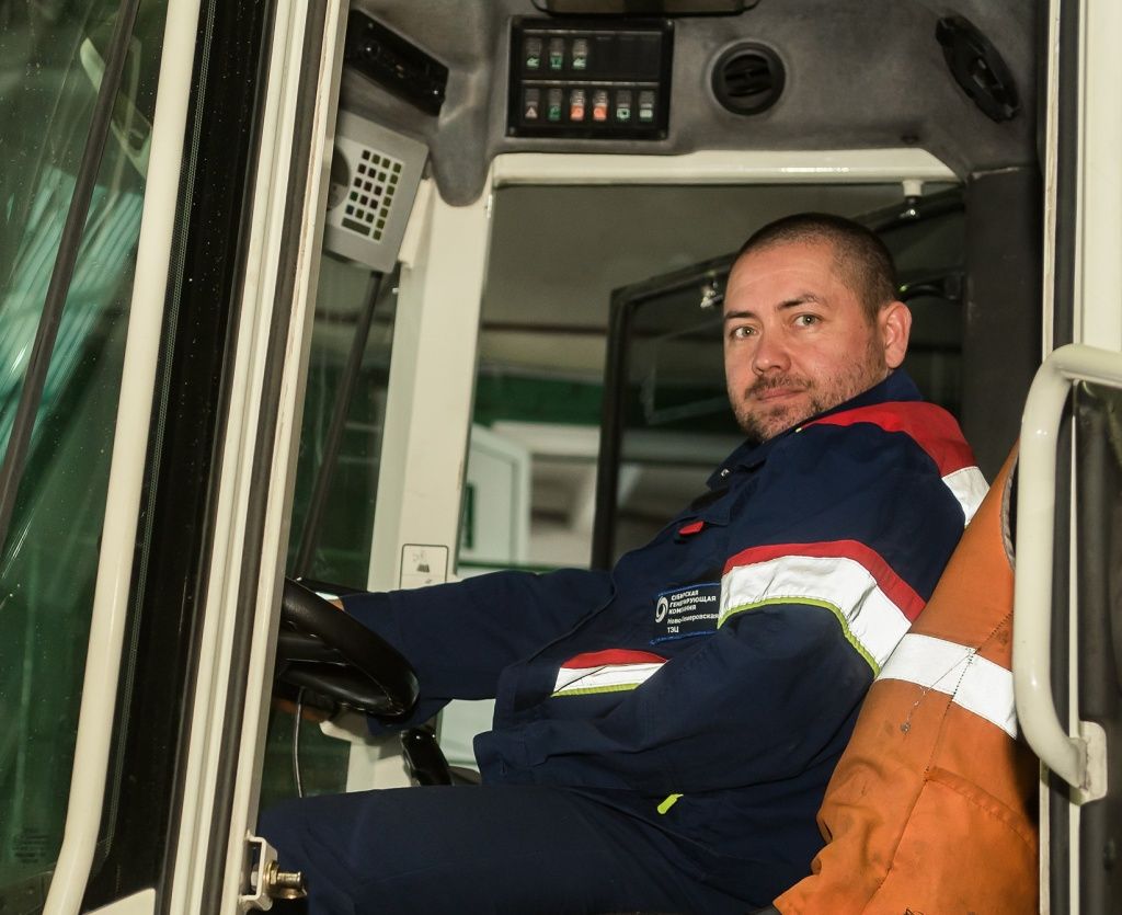 Теперь персоналу цеха стало намного удобнее управлять погрузчиком. На фото &mdash; машинист погрузчика Денис Ракитин