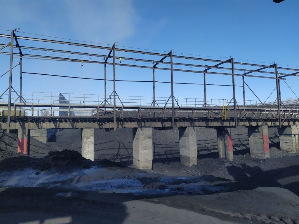 Стационарная анкерная линия расположена вдоль всего фронта выгрузки угля