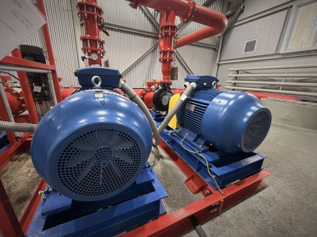 Номинальная производительность каждого насоса &mdash; 338 кубометров воды в час 