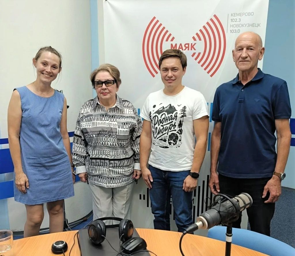 Участники эфира в уютной студии &laquo;Радио России&raquo;. Факт работы самой студии &mdash; тоже следствие введения в строй Кемеровской ГРЭС, давшей мощный толчок развитию Кемерова (тогда &mdash; Щегловска)