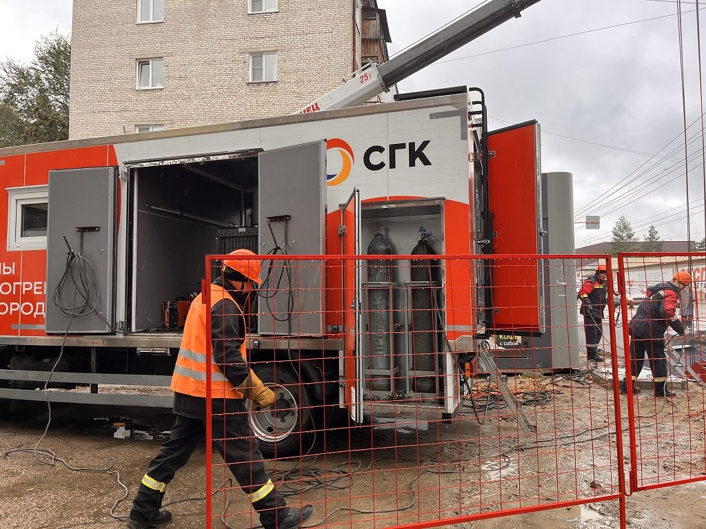 Теплоэнергетики работают на месте повреждения квартального трубопровода отопления