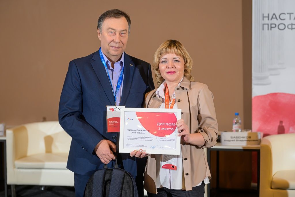 Начальник отдела наладки и управления Красноярского филиала СибИАЦ Наталья Бронникова и директор Новосибирского филиала Сибирского инженерно-аналитического центра Владимир Князев