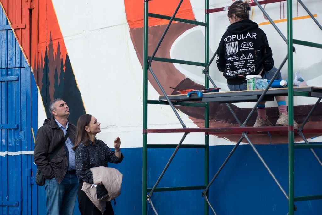 В процессе создания мурала 