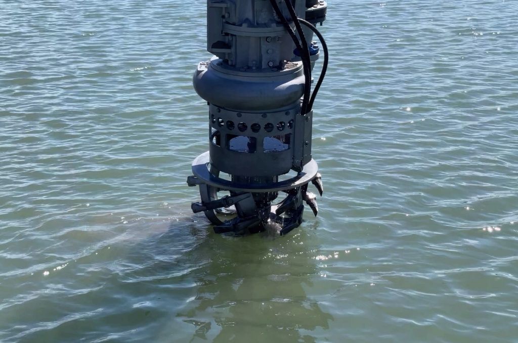 Земснаряд оборудован грунтовым насосом и граблями Земснаряд оборудован грунтовым насосом и граблями