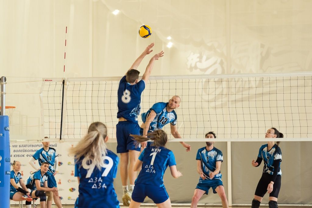 На одной площадке встретились молодые сотрудники разных промышленных предприятий. Это отличная возможность пообщаться и познакомиться с молодёжью из других городов