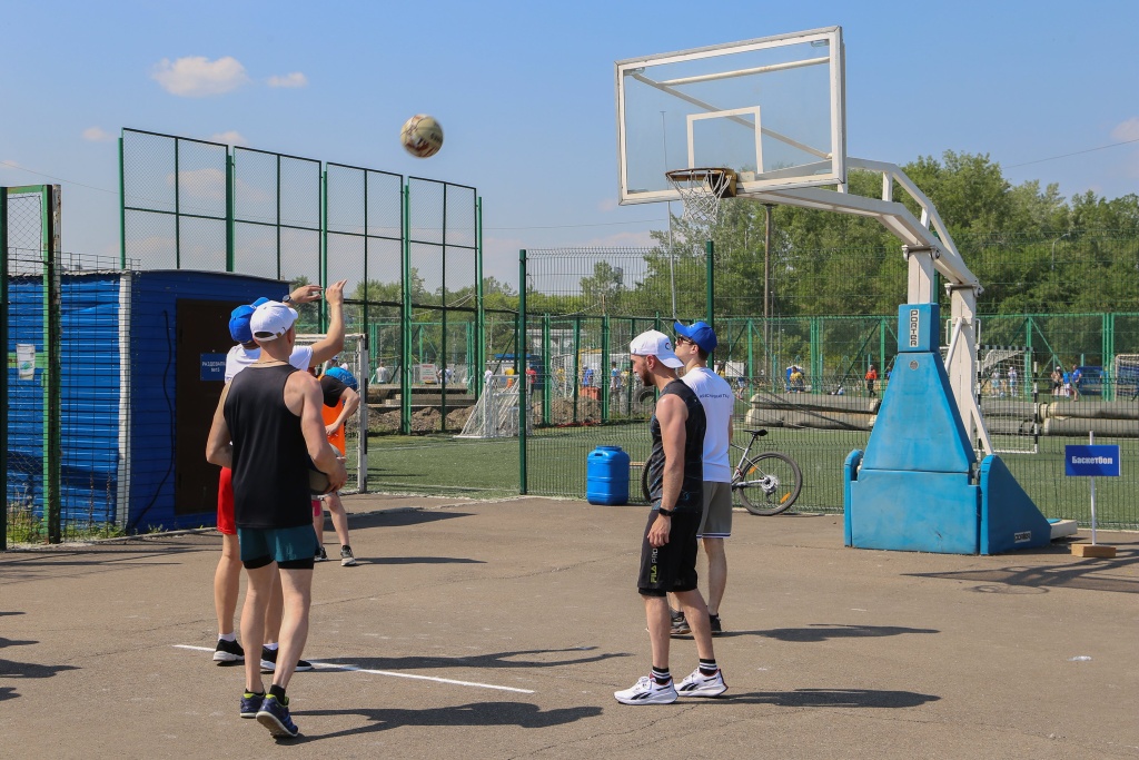 Квест-эстафета Генериады включала бросок мяча в баскетбольное кольцо