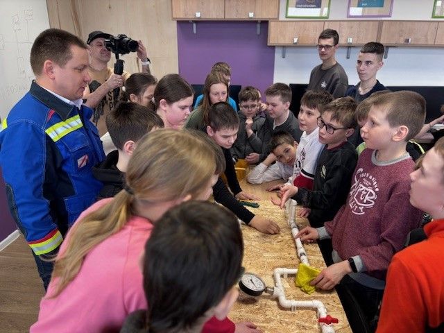 Начальник ОДС барнаульского барнаульского теплосетевого подразделения СГК Николай Пестерев представил ребятам мини-макет устройства тепловых сетей