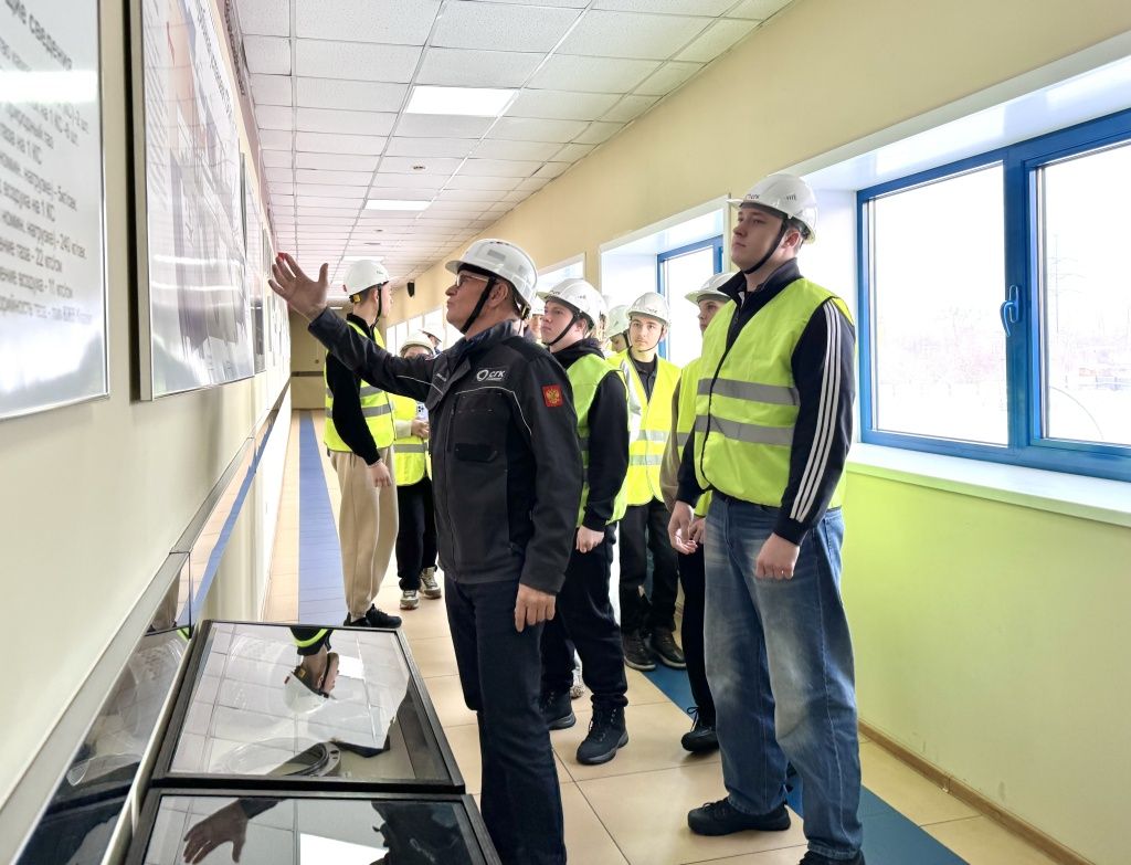 На ГТЭС есть небольшой музей в переходе между корпусами. На фотографиях запечатлены ключевые моменты строительства предприятия, а также важные события из жизни коллектива