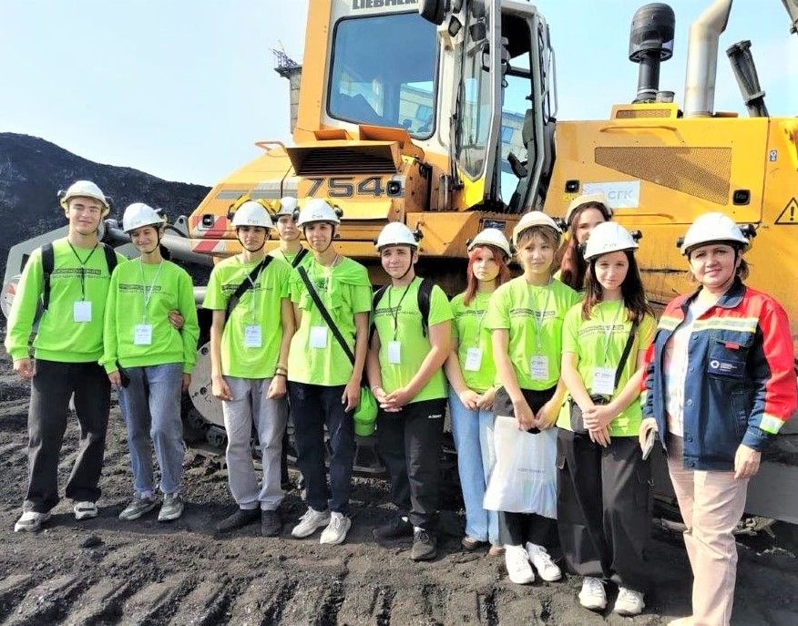 Фото на память в цехе топливоподачи