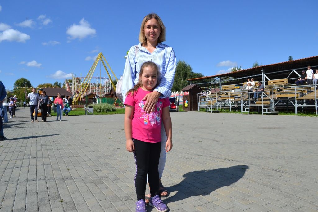 Дочь мастера Юго-Западного сетевого района Барнаульской теплосетевой компании Александра Пикунова Софью на праздник для первоклассников привела её мама Марина Пикунова