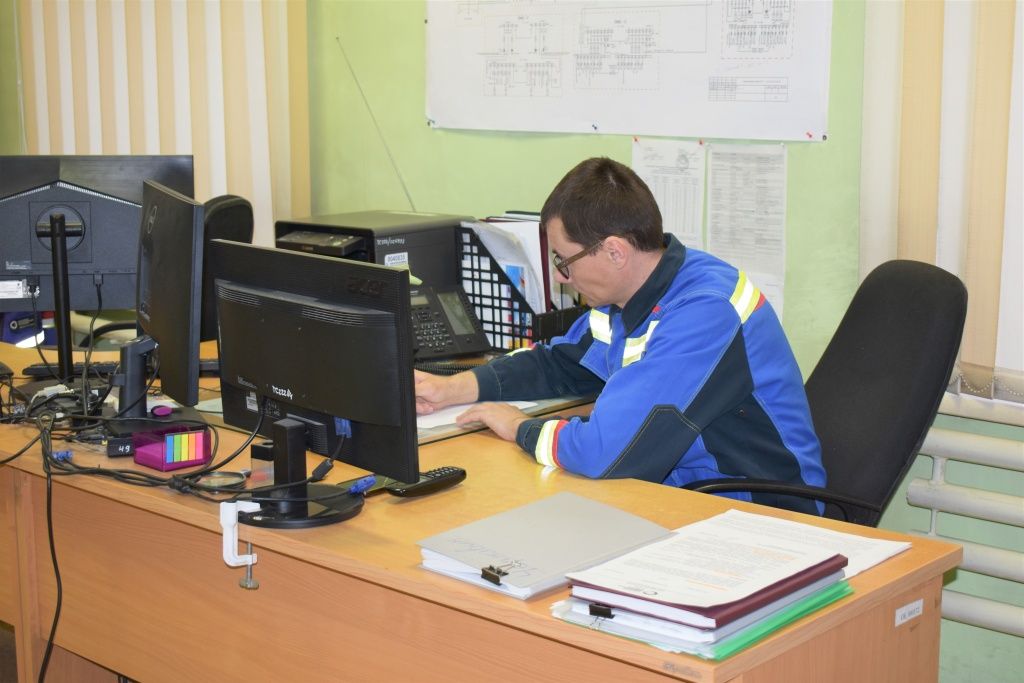 Начальник смены диспетчерской службы теплосетевого подразделения СГК в Бийске Александр Денисов фиксирует в журнале начало действий энергетиков по устранению дефекта на теплосети