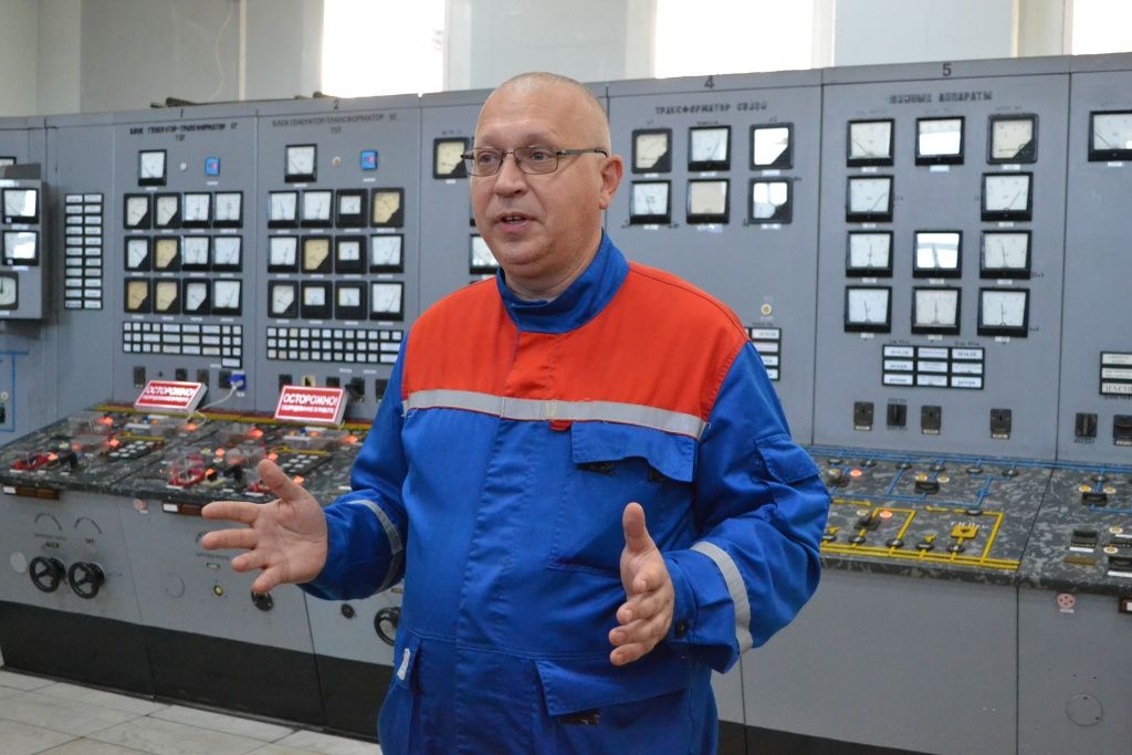 На главном щите управления студентов встретил начальник ОДС Барнаульской ТЭЦ-2 Дмитрий Попов