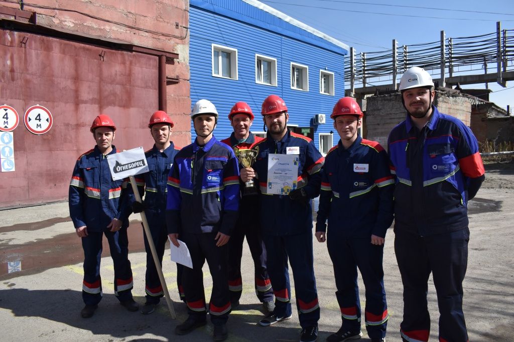 Команда победителей с судьями соревнований. Победу одержала команда ремонтного цеха бийского теплосетевого подразделения СГК