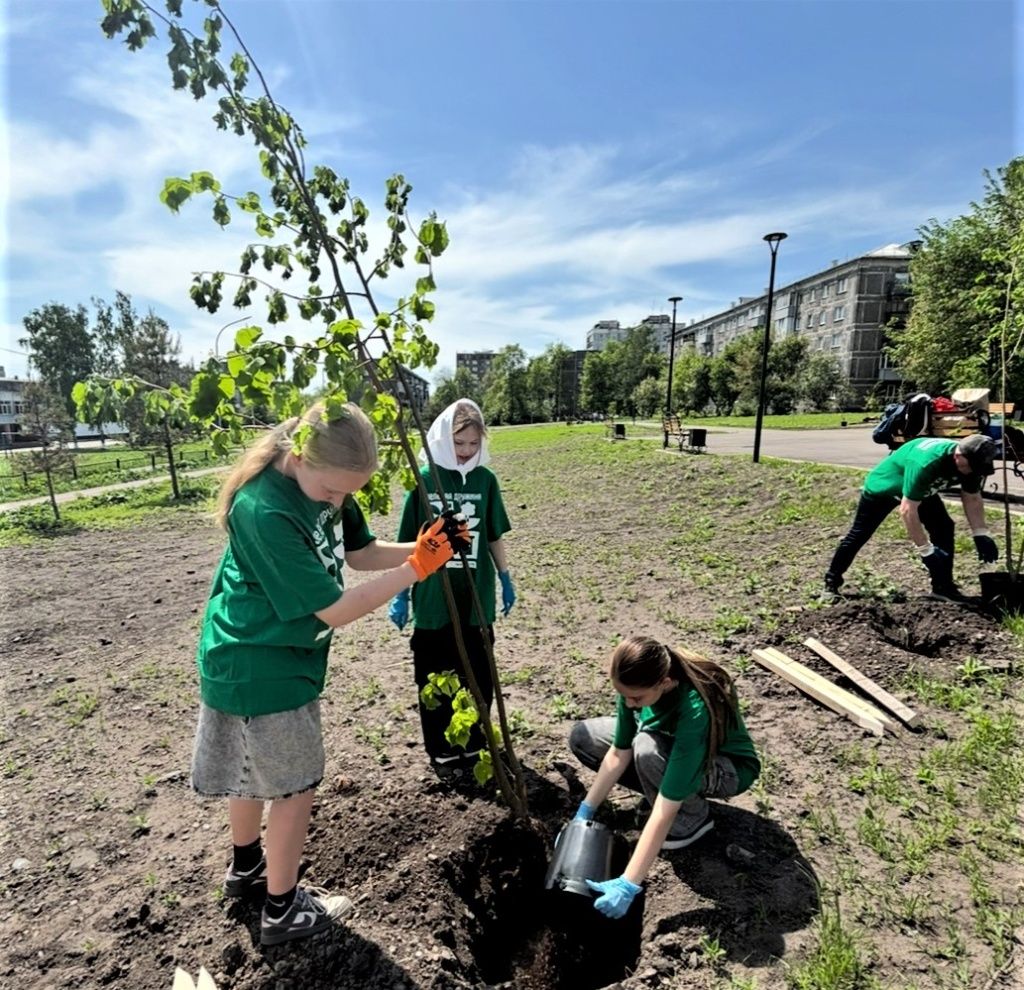Взяв пример со взрослых, дети сажали деревья также ответственно и качественно, соблюдая все рекомендации специалистов