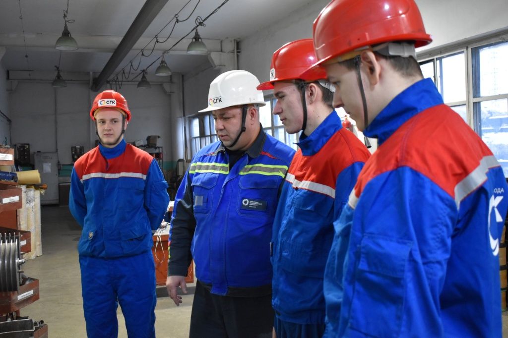 Наставник Евгений Демидов знакомит практикантов с оборудованием электроцеха