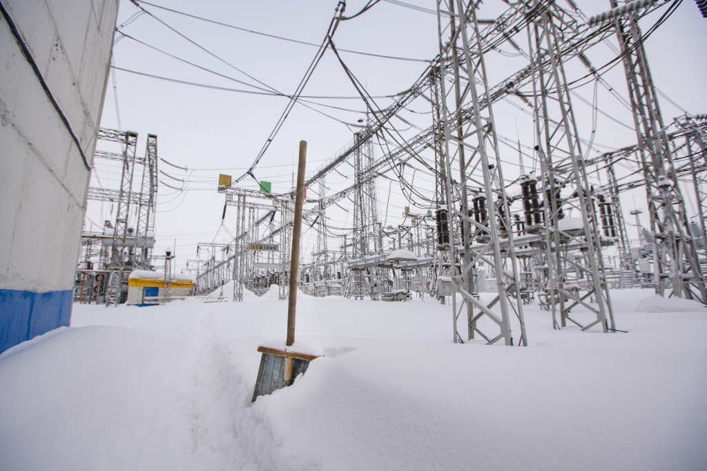 На территории ОРУ от снега очищают обычно центральный проход и проходы к электрооборудованию