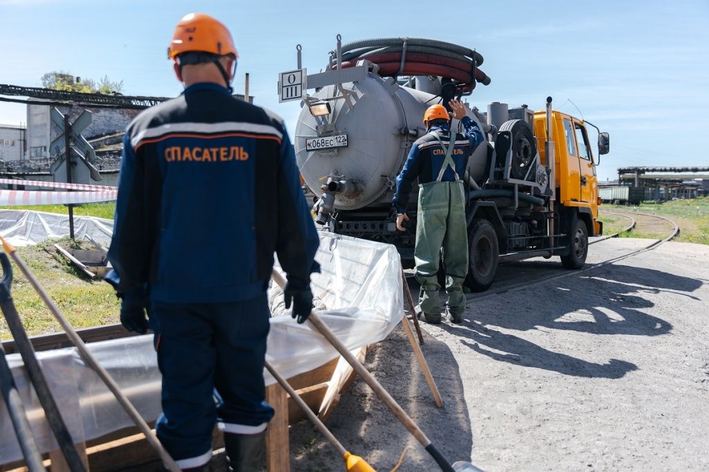 Ведется сбор нефтепродуктов и нефтезагрязненного грунта