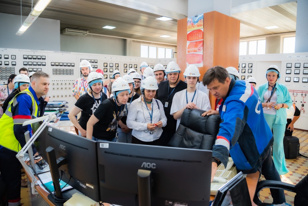 Начальник смены электростанции Сергей Сварцевич рассказывает гостям ГРЭС, как проходит работа предприятия в момент экскурсии