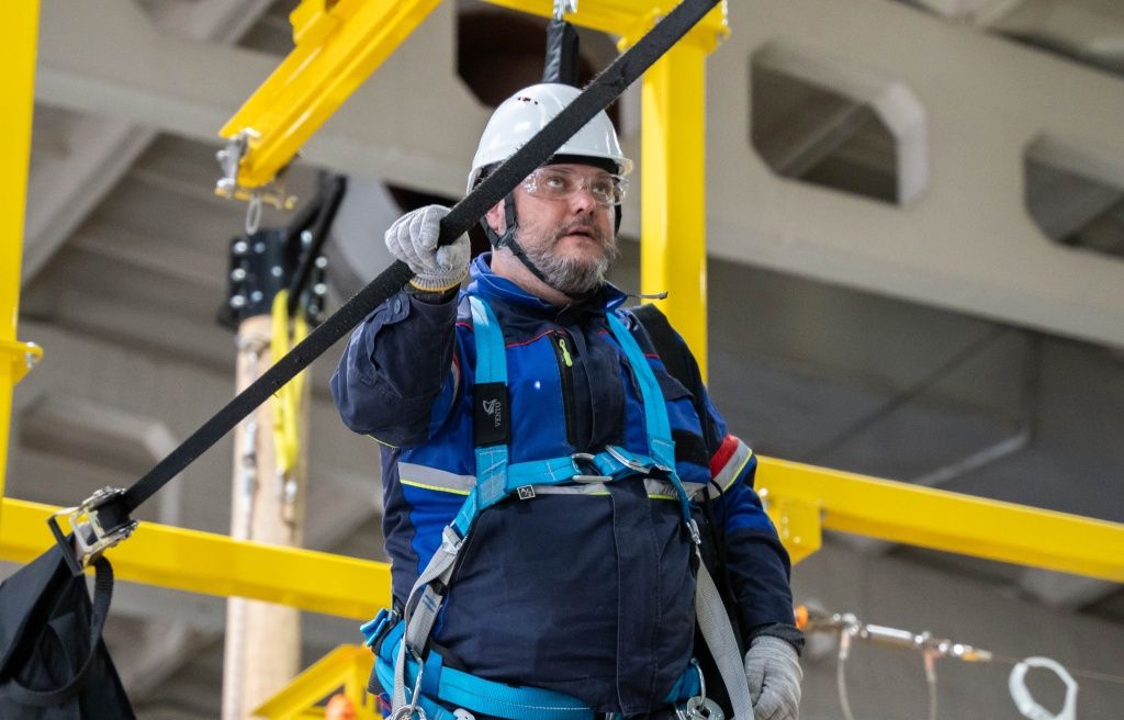 Каждый шаг фиксирует с секундомером инструктор