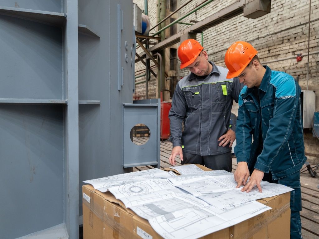 Специалисты завода-изготовителя приступают к сборке сердечника статора Специалисты завода-изготовителя приступают к сборке сердечника статора