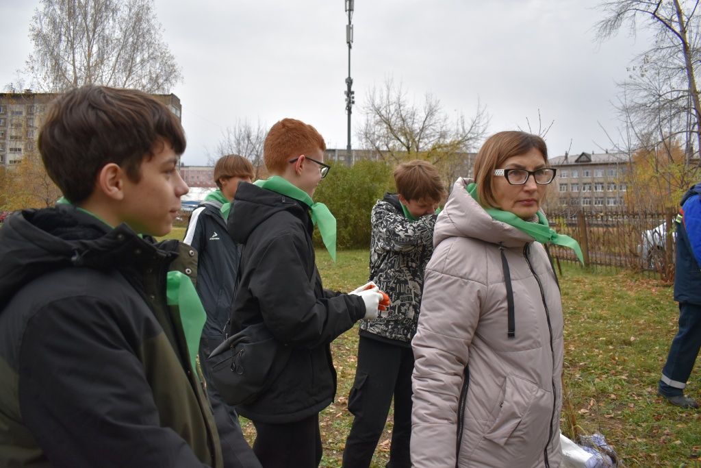 Педагог МБОУ СОШ №18 города Бийска Наталья Ипатова с ребятами из экологического класса