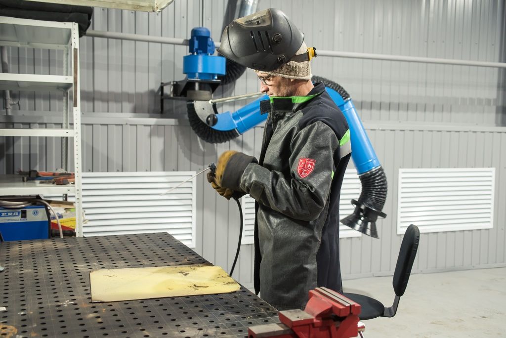 Помещение сварочного поста предназначено для работы одного электрогазосварщика. На фото Сергей Сериков