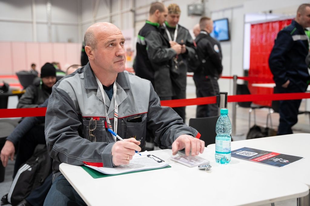 За выполнением задания строго следит компетентное жюри