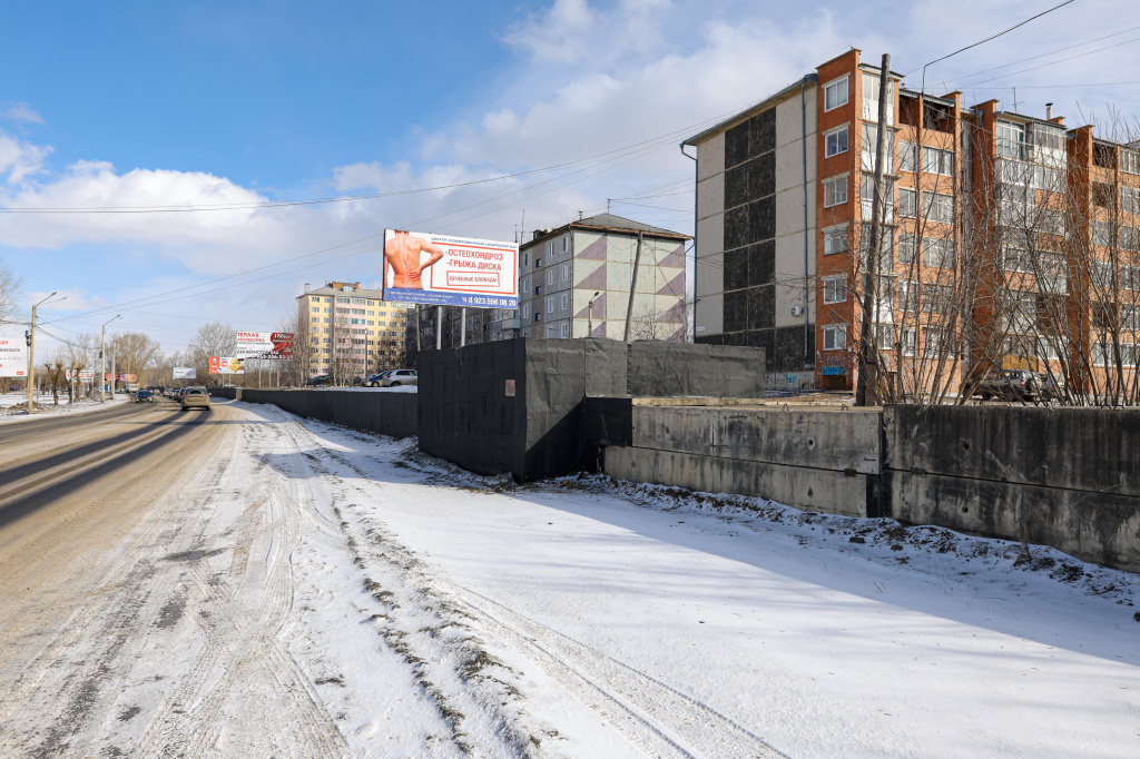 В этих бетонных лотках по улице Гетоева проложена новая теплотрасса, которую проложили в прошлом году. Эта работа продолжится и в 2023 году