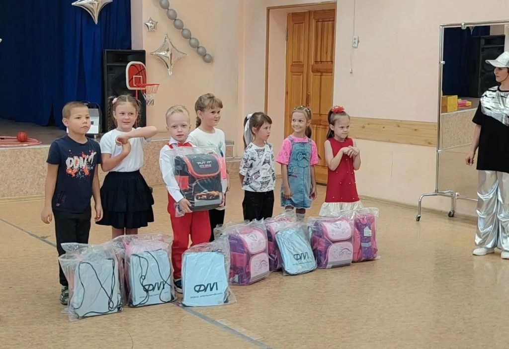 В Рубцовске первоклассники тоже получили очень нужные к школе подарки В Рубцовске первоклассники тоже получили очень нужные к школе подарки